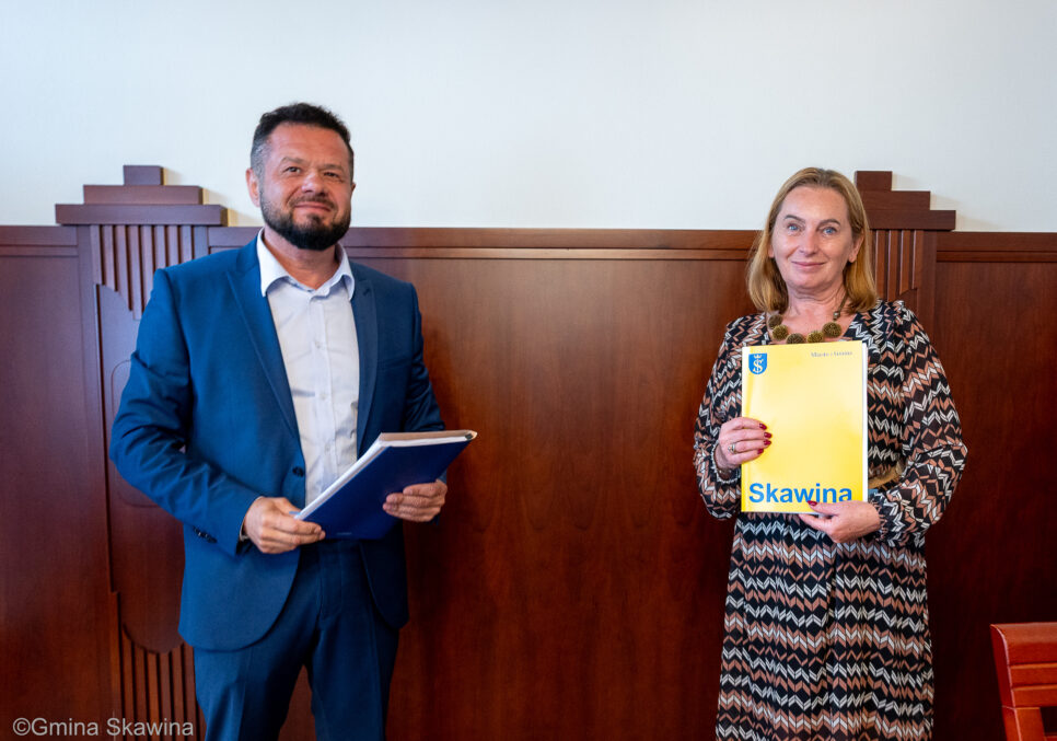 Umowa na budowę wielofunkcyjnego boiska sportowego w Jaśkowicach podpisana. Gmina Skawina