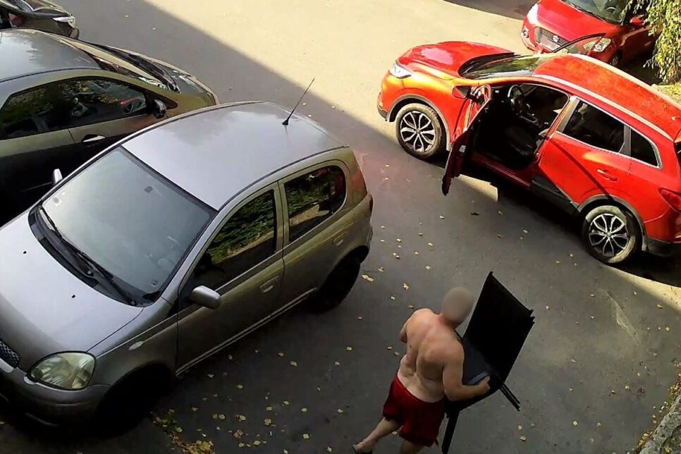 Kradł krzesła z lokalu gastronomicznego. Został zatrzymany przez policjantów z Myślenic. Myślenice