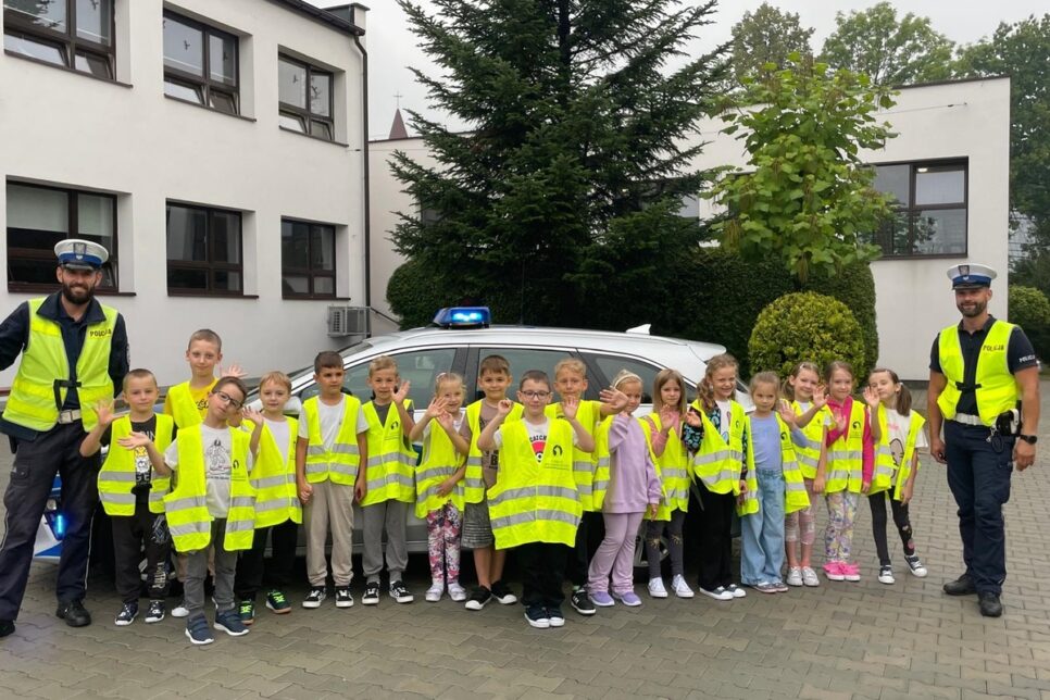 Powiat oświęcimski. Trwa akcja „Bezpieczna droga do szkoły”. Policyjne kontrole i prelekcje dla najmłodszych uczniów.. Oświęcim