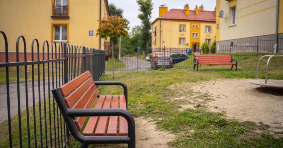 Nowe ogrodzenie placu zabaw na Wyszyńskiego. Gorlice