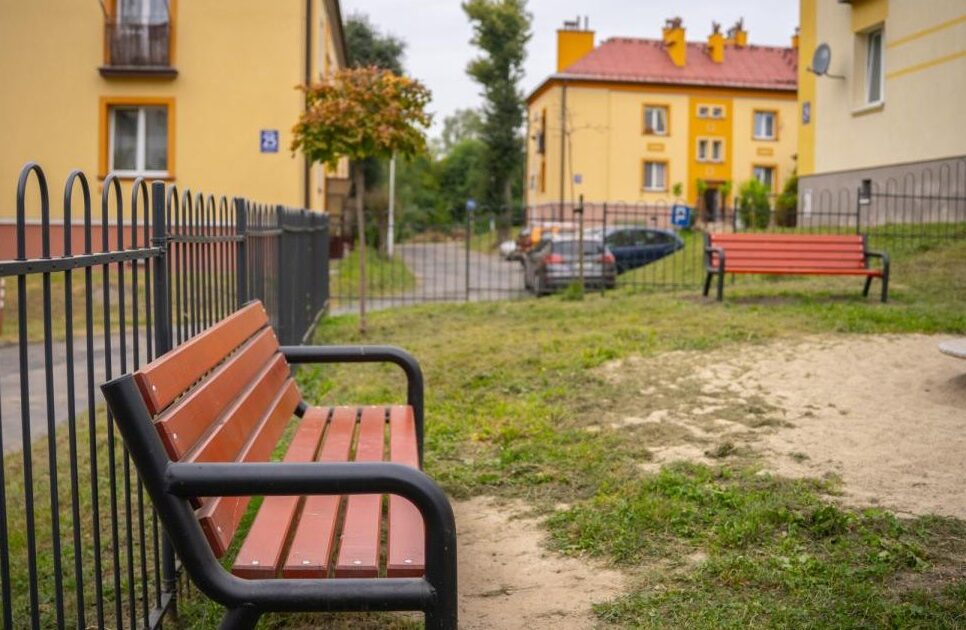 Nowe ogrodzenie placu zabaw na Wyszyńskiego. Gorlice