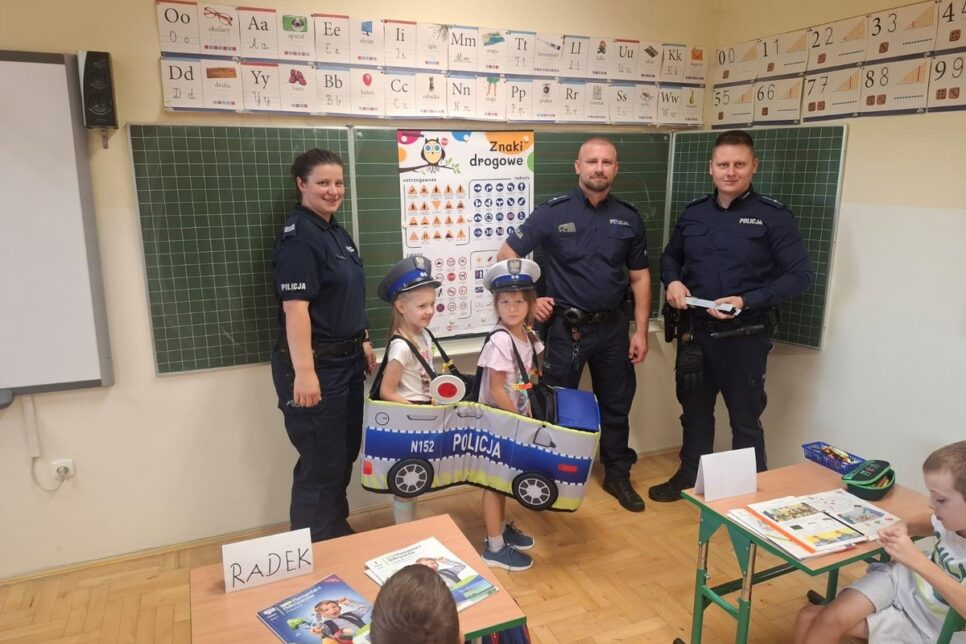 Bezpieczna droga do szkoły i widoczny pierwszoklasista w powiecie krakowskim. #Dzielnicowybliżejnas.. Kraków