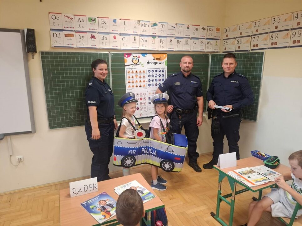 Bezpieczna droga do szkoły i widoczny pierwszoklasista w powiecie krakowskim. #Dzielnicowybliżejnas.. Kraków