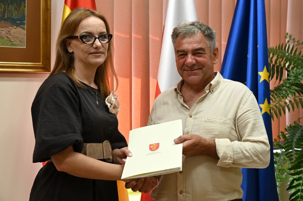 Podpisano umowę na przebudowę i remont boiska na Uzborni. Bochnia