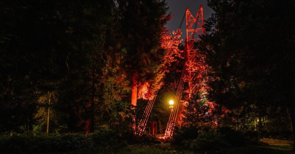 Kładka w czerwieni dla świadomości o Dystrofii Mięśniowej Duchennea. Gorlice