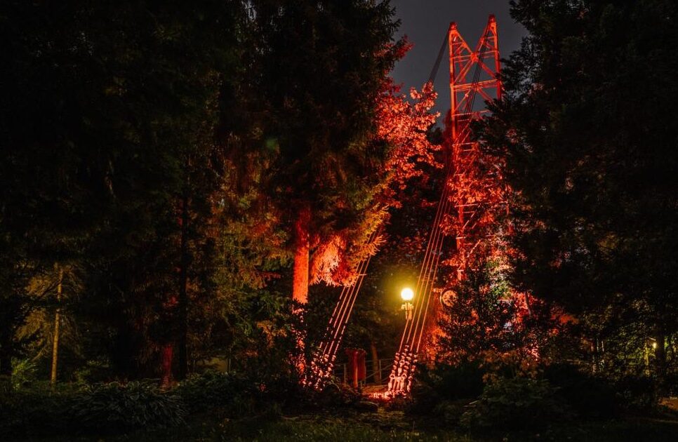 Kładka w czerwieni dla świadomości o Dystrofii Mięśniowej Duchennea. Gorlice
