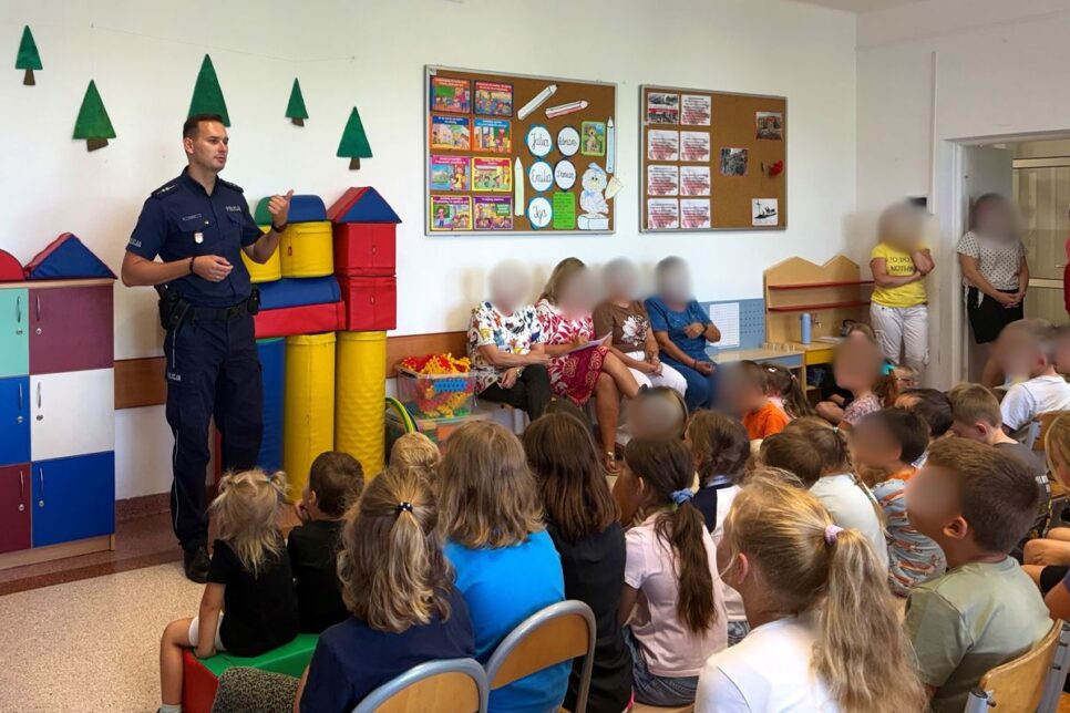Policjanci z Myślenic uczą bezpieczeństwa – profilaktyczne spotkania z uczniami. Myślenice
