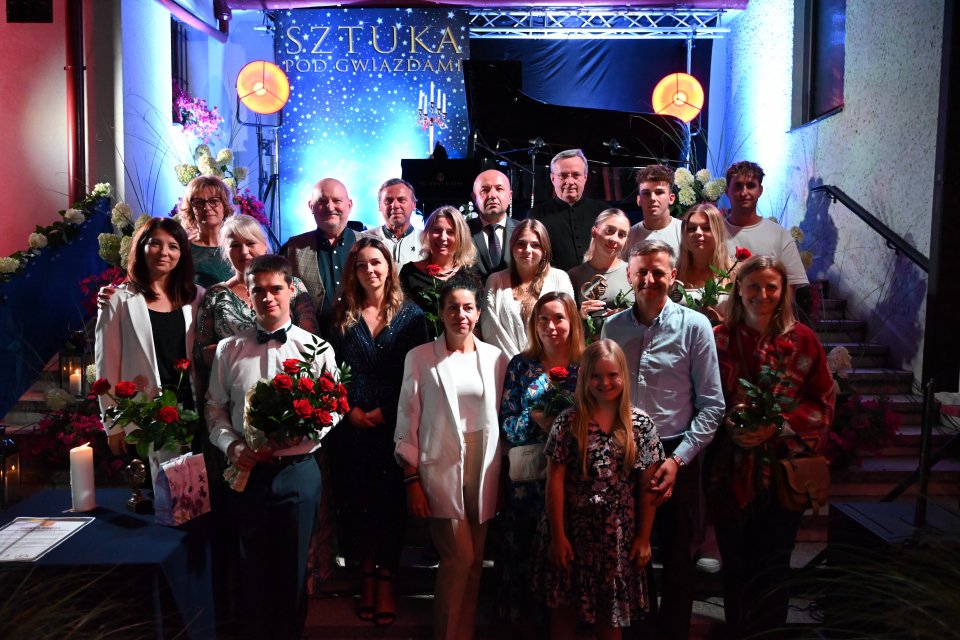 Wspaniały koncert fortepianowy Jerzego Florkowskiego podsumowaniem projektu „Partnerzy w kulturze. RAZEM – od inspiracji do realizacji”. Gmina Rzezawa