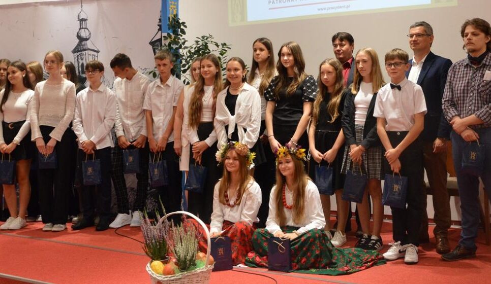 Narodowe Czytanie poezji Jana Kochanowskiego w Tymbarku. Gmina Tymbark