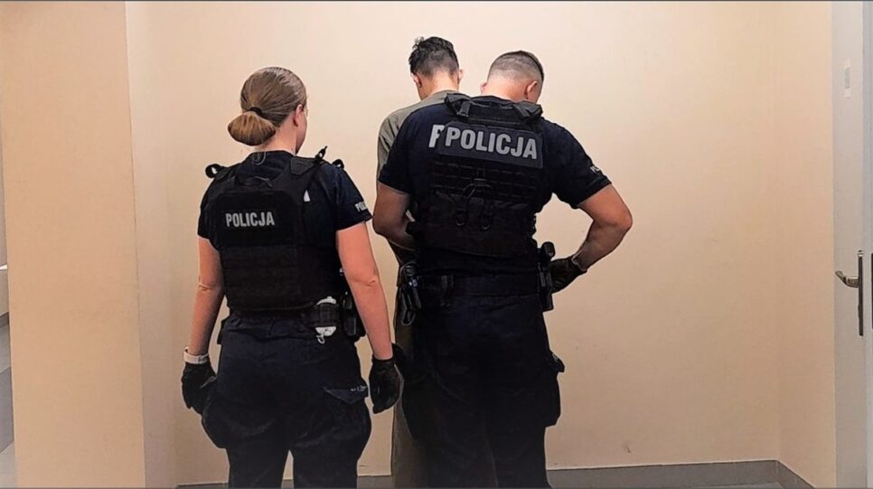 Oświęcim. Policjanci kolejny raz udaremnili próbę oszustwa metodą „na wypadek”. Zatrzymali „odbieraka” odzyskali skradzioną gotówkę.. Oświęcim