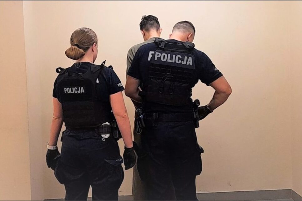 Oświęcim. Policjanci kolejny raz udaremnili próbę oszustwa metodą „na wypadek”. Zatrzymali „odbieraka” odzyskali skradzioną gotówkę.. Oświęcim