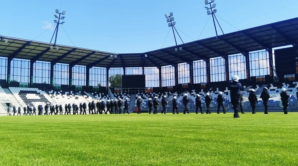 Policjanci ćwiczyli na nowym obiekcie Sandecji Nowy Sącz. Nowy Sącz