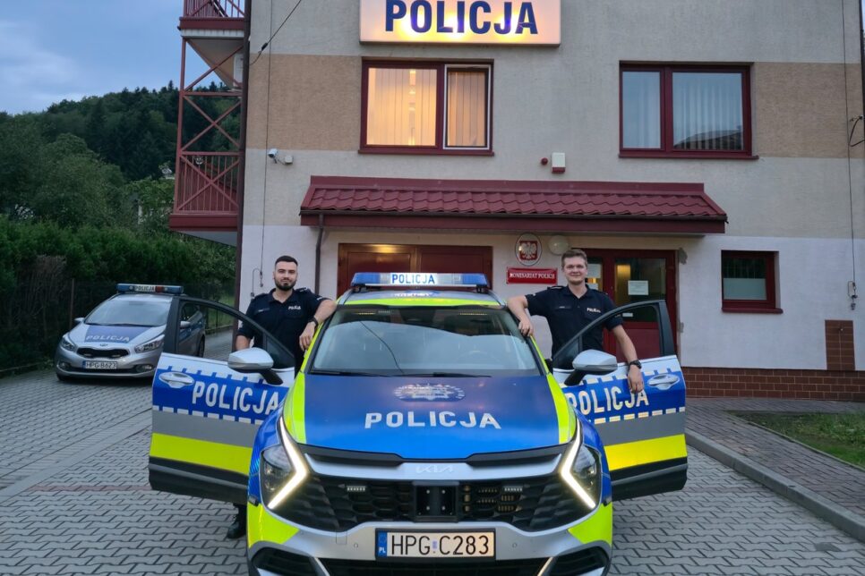 #PomagamyiChronimy. Policjanci z Czchowa uratowali mężczyzn z pożaru. Brzesko