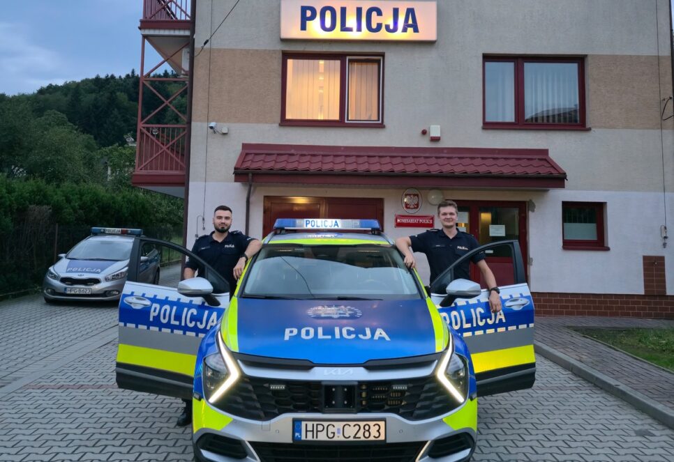 #PomagamyiChronimy. Policjanci z Czchowa uratowali mężczyzn z pożaru. Brzesko