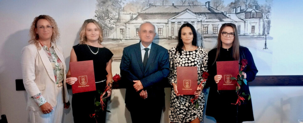 Uroczyste wręczenie aktów nadania stopnia nauczyciela mianowanego. Gmina Ropa