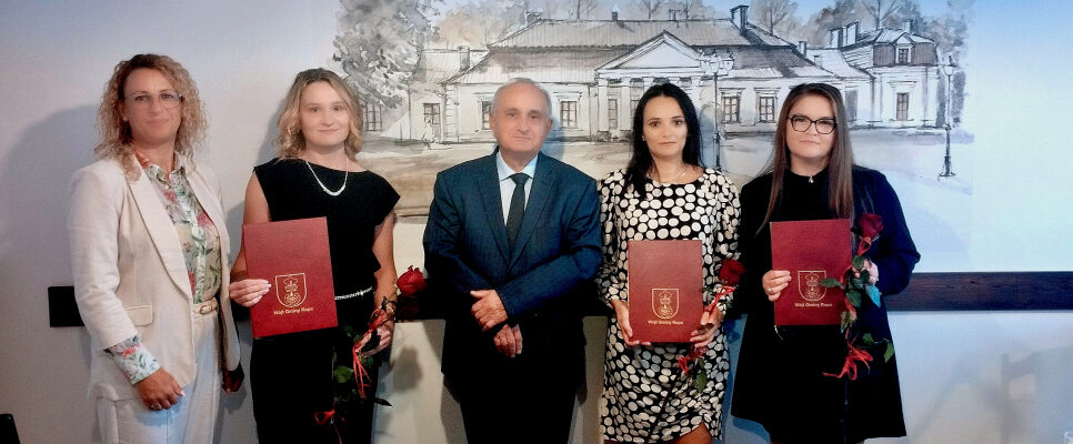 Uroczyste wręczenie aktów nadania stopnia nauczyciela mianowanego. Gmina Ropa