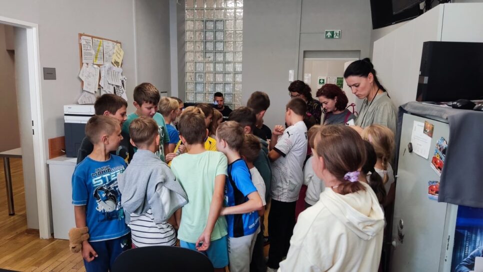 #DzielnicowyBliżejNas. Dzieci ze świetlicy środowiskowej odwiedziły policjantów w Sułkowicach.. Myślenice