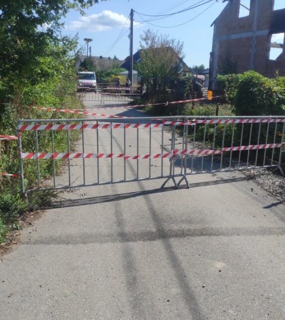 ‼️Ulica Spokojna w Krzeczowie częściowo zamknięta dla ruchu na wysokości budynku, który niedawno uległ pożarowi‼️. Gmina Rzezawa