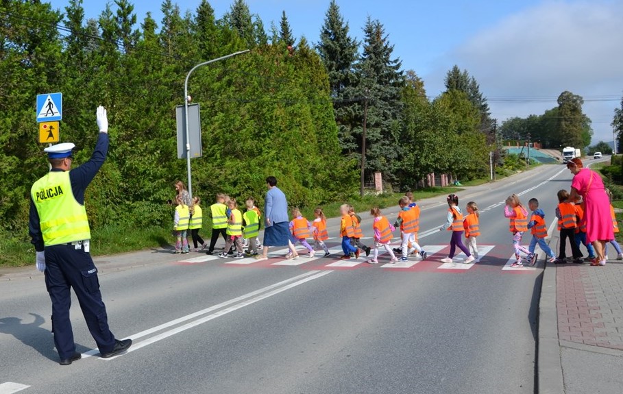 Sądeccy policjanci przypominają uczniom, co zrobić, by droga do szkoły była bezpieczna. Nowy Sącz