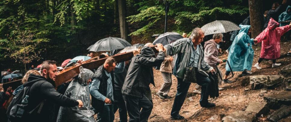 Pomimo kapryśnej aury – wielkie serca i wielka modlitwa. Kalwaria Zebrzydowska