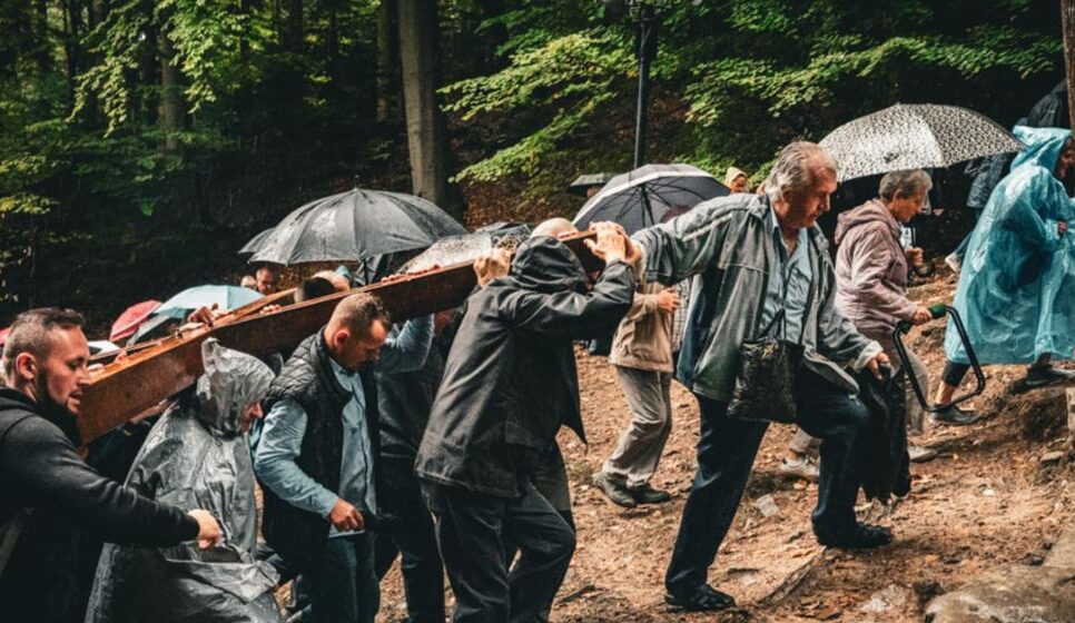 Pomimo kapryśnej aury – wielkie serca i wielka modlitwa. Kalwaria Zebrzydowska