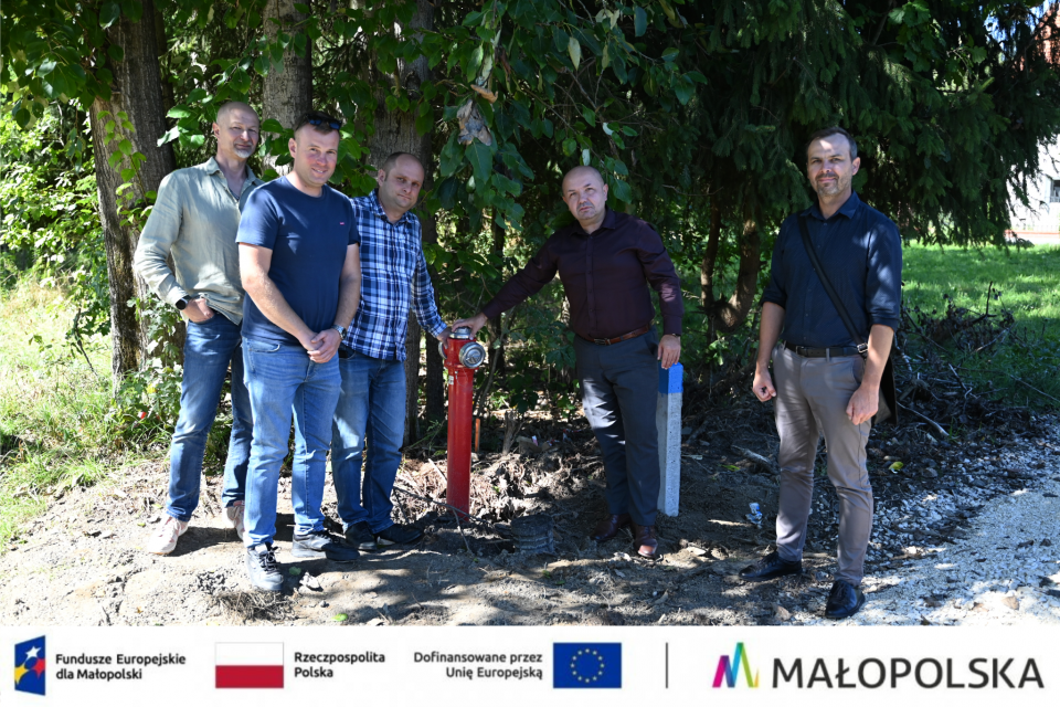 Nowa sieć wodociągowa w Dąbrówce gotowa do użytku,  FunduszeEuropejskie. Gmina Rzezawa