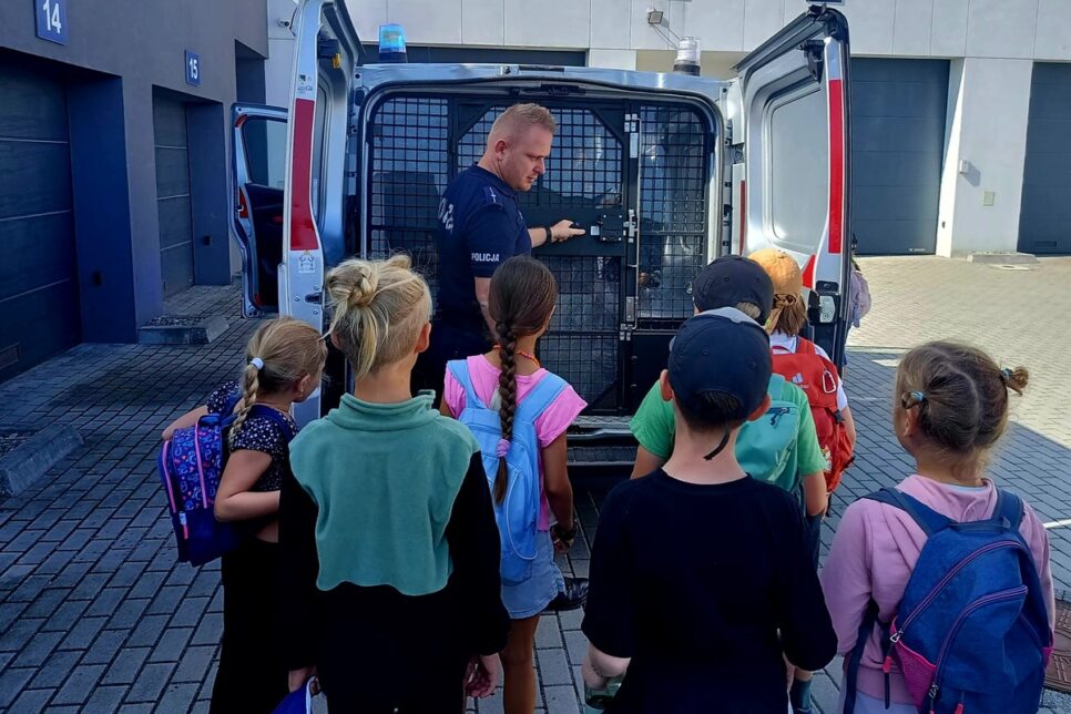 #DzielnicowyBliżejNas. Dzieci ze szkoły podstawowej odwiedziły wadowicką komendę  . Wadowice