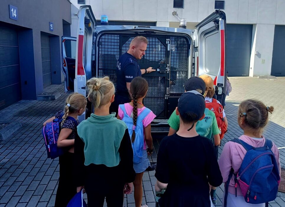 #DzielnicowyBliżejNas. Dzieci ze szkoły podstawowej odwiedziły wadowicką komendę  . Wadowice