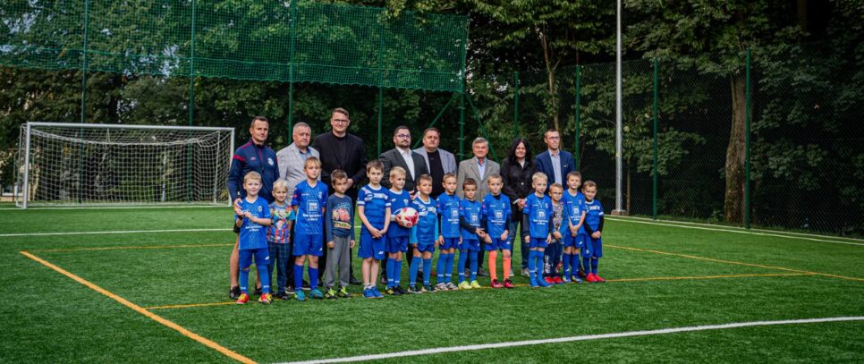 Boisko przy Powiatowym Zespole Placówek Oświatowych w Bieczu jest już kompletne!. Gorlice