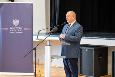 Briefing wojewody małopolskiego Krzysztofa Jana Klęczara w Spytkowicach oraz wójta gminy Spytkowice Krzysztofa Byrskiego. Spytkowice