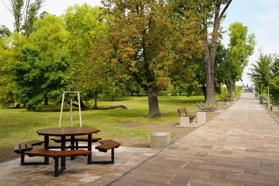 Finiszują prace remontowe w dąbrowskim Parku Miejskim. Gmina Dąbrowa Tarnowska