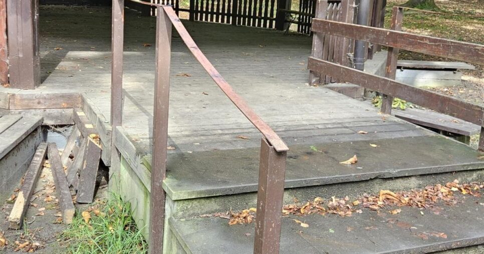 Wiata w Parku MacGarveya zdewastowana. Gorlice