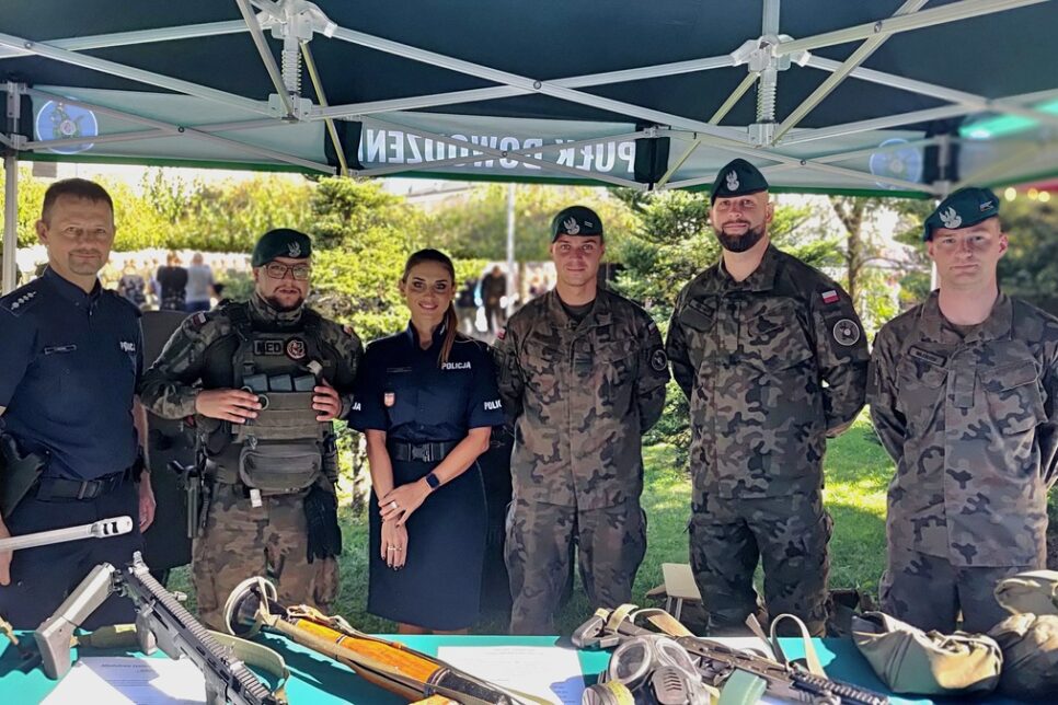 Policyjny akcent podczas uroczystej przysięgi żołnierzy Wojsk Obrony Terytorialnej w Wadowicach. Wadowice