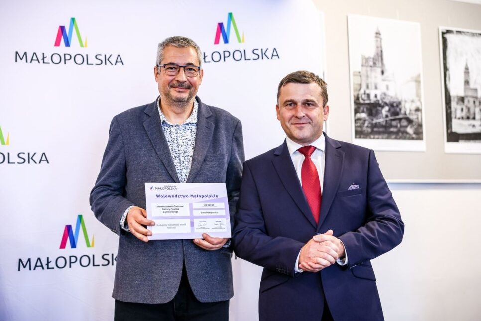 Wręczenie czeków w programie „Etno Małopolska”. Stowarzyszenie Twórców Kultury Powiśla Dąbrowskiego w gronie beneficjentów. Gmina Dąbrowa Tarnowska