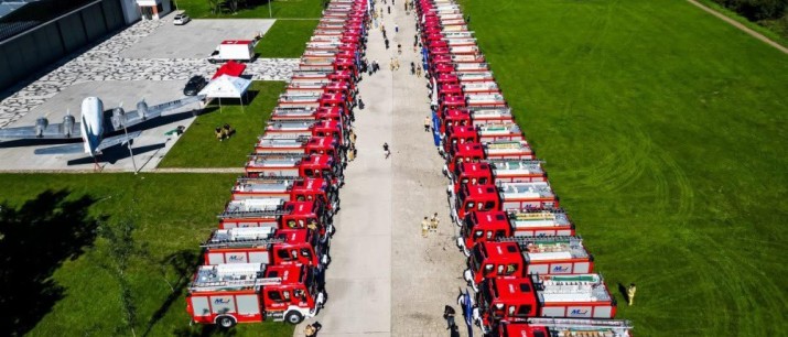 63 nowe wozy dla OSP w Małopolsce. Na przekazaniu druhowie z Bysiny. Gmina Myślenice