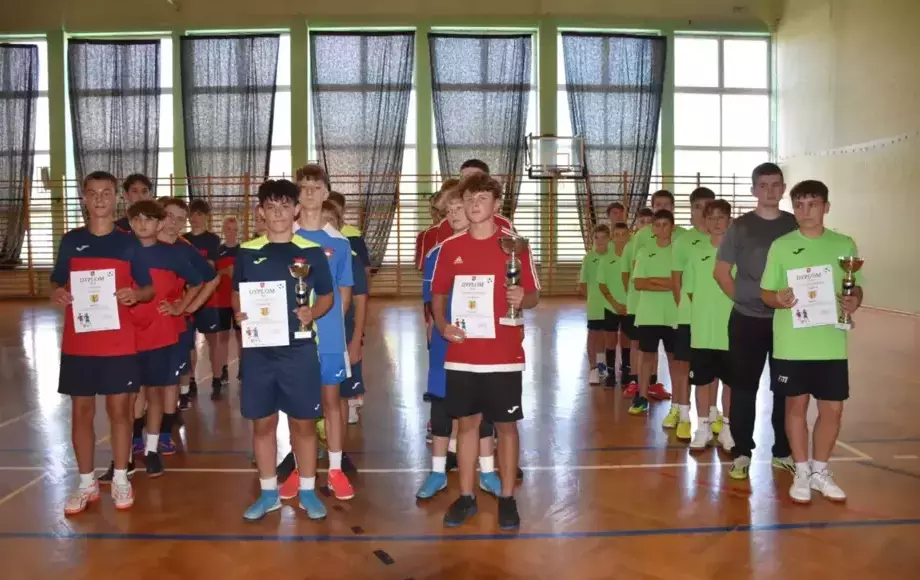 Gminne zawody w Halowej piłce nożnej w ramach Igrzysk Młodzieży Szkolnej 2025/2026. Gmina Nowy Wiśnicz