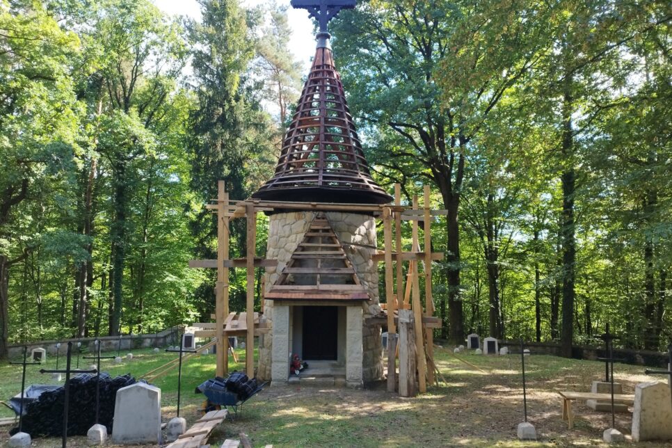 Trwają prace na cmentarzu wojennym w Leszczynie. Gmina Trzciana