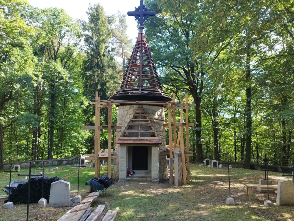 Trwają prace na cmentarzu wojennym w Leszczynie. Gmina Trzciana