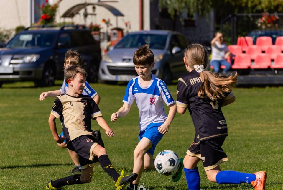 ⚽️Gole, emocje i sportowa pasja – młodzi piłkarze dali z siebie wszystko ⚽️. Gmina Rzezawa
