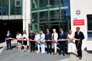 Uroczyste otwarcie rozbudowanej o nowe pomieszczenia sportowe sali gimnastycznej w Zespole Szkół nr 1 w Miechowie. Powiat miechowski