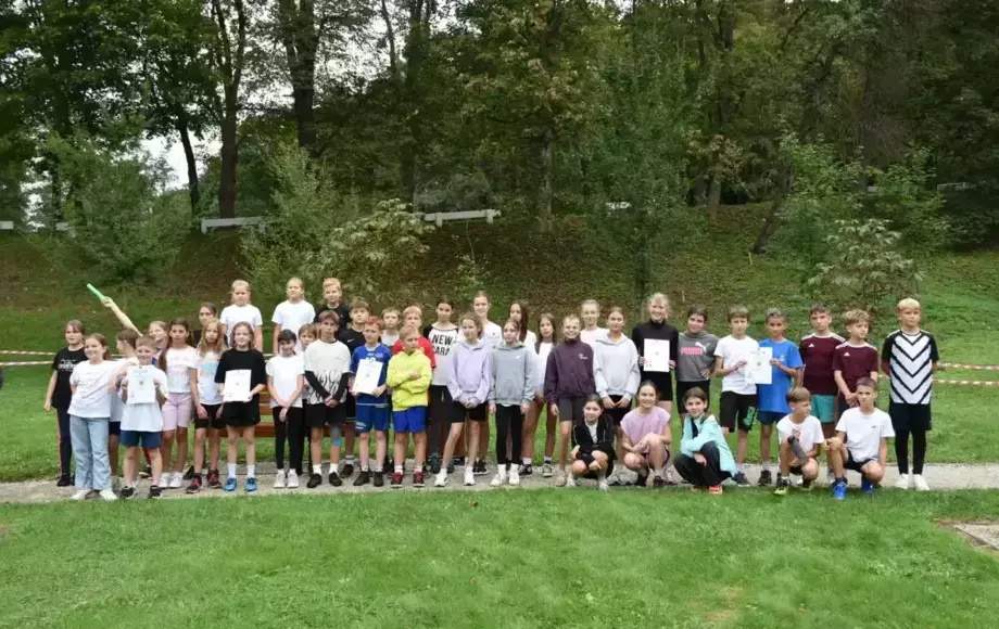 Gminne sztafetowe biegi przełajowe zorganizowane w ramach Igrzysk Dzieci oraz Igrzysk Młodzieży Szkolnej 2025/2026. Gmina Nowy Wiśnicz