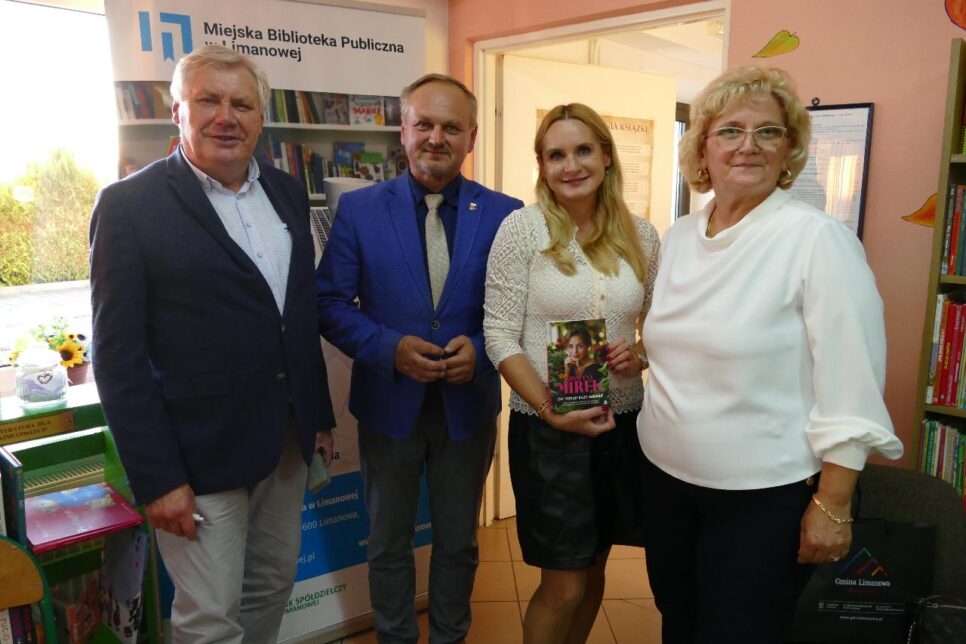 Spotkanie  z pisarką Krystyną Mirek w bibliotece w Kaninie. Gmina Limanowa
