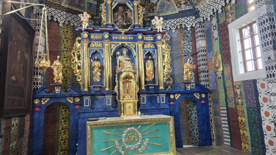 Piękna zabytkowa polichromia w kościele w Biesiadkach odzyskała blask. Gmina Gnojnik