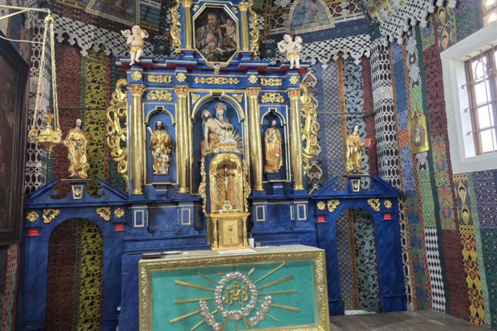 Piękna zabytkowa polichromia w kościele w Biesiadkach odzyskała blask. Gmina Gnojnik