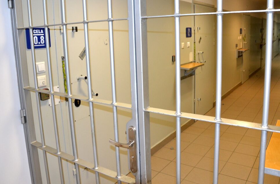 Poszukiwany z dwoma zakazami, czyli z samochodu prosto do zakładu karnego. Nowy Sącz