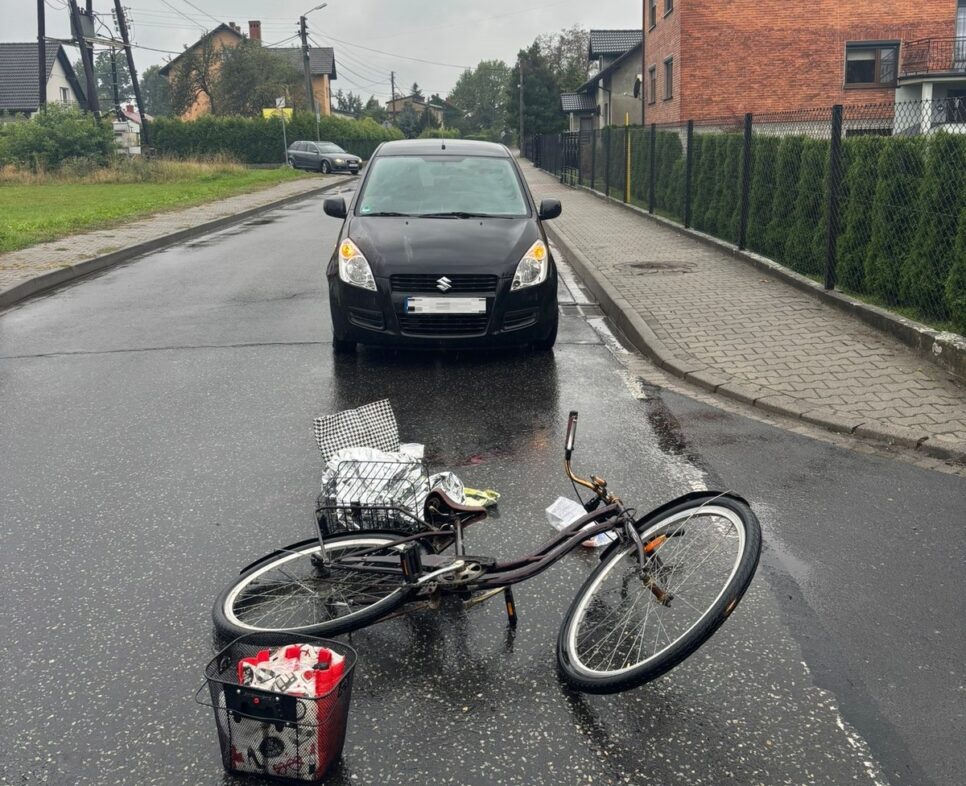 Gmina Kęty. Wypadek drogowy. Potrącenie rowerzystki przez samochód osobowy.. Oświęcim