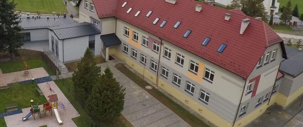 Gmina Kalwaria Zebrzydowska z imponującym dofinansowaniem – ponad 920 tys. zł na modernizację szkoły w Barwałdzie Górnym. Kalwaria Zebrzydowska