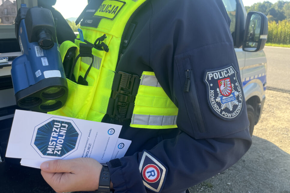 „Mistrzu, zwolnij” – brzeska policja przypomina o bezpieczeństwie na drogach. Brzesko
