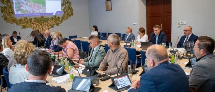 Sesja Rady Miejskiej: wyróżnienia dla zasłużonych, wsparcie dla kultury i nowe inwestycje. Gmina Myślenice