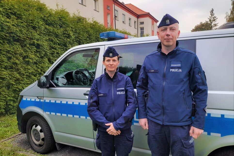 Oświęcim. Małżeństwo z Niemiec podziękowało oświęcimskim policjantom za udzieloną pomoc. Oświęcim